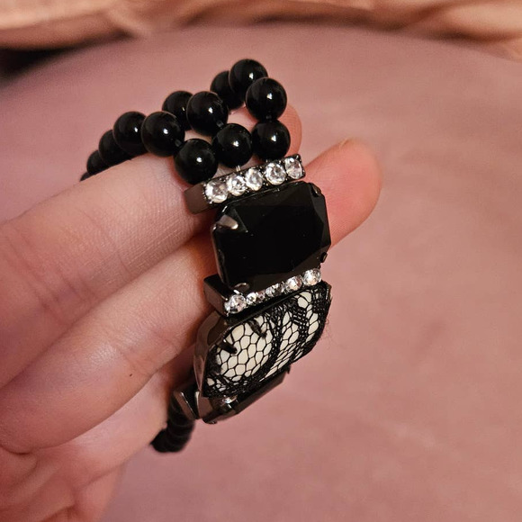 NWT! Beautiful G by Guess White Rhinestone Black Beaded Stretch Bracelet - Picture 7 of 7